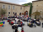 Repas-Cour-Ancien-Monastere-Ste-Croix.jpg